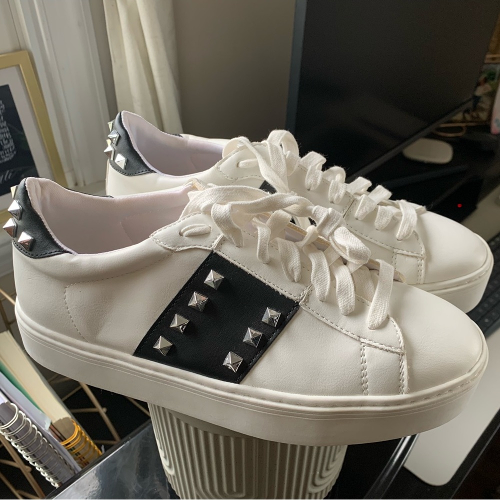 NEW Women’s Steve Madden Sneakers Size9M lace up studded Bailie Black